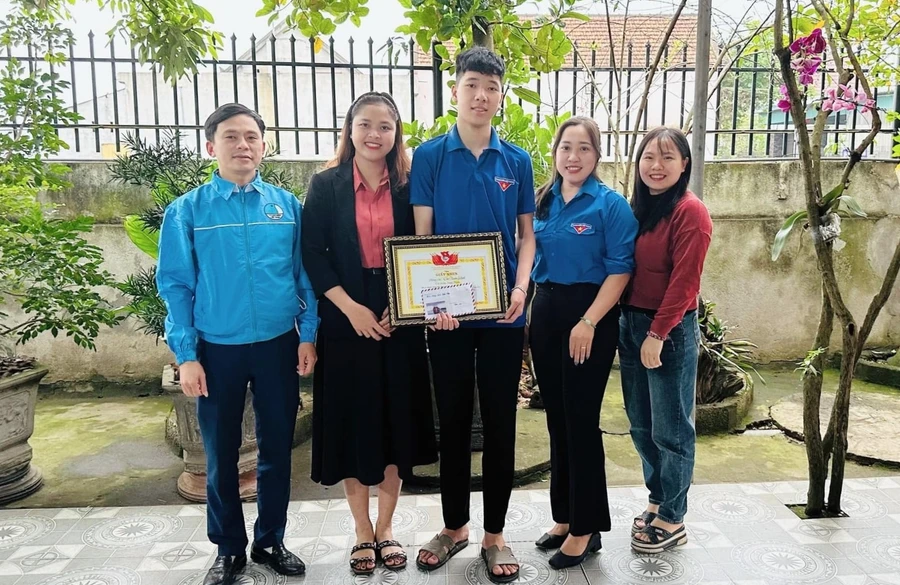 Đại diện huyện đoàn Diễn Châu, Nghệ An khen thưởng đột xuất cho em Cao Xuân Phát vì có hành động đẹp. Ảnh: NVCC