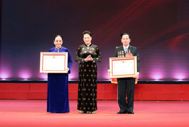 Chủ tịch Quốc hội Nguyễn Thị Kim Ngân trao danh hiệu Anh hùng Lao động cho ông Lê Văn Kiểm và bà Trần Thị Cẩm Nhung Chủ tịch Quốc hội Nguyễn Thị Kim Ngân trao danh hiệu Anh hùng Lao động cho ông Lê Văn Kiểm và bà Trần Thị Cẩm Nhung