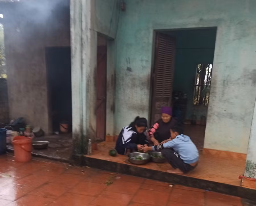 Không chỉ bố mẹ mà giờ bà nội và anh chị của bé Thư càng thêm vất vả.