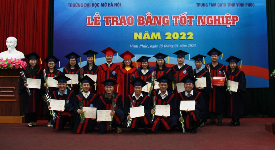 Niềm vui của các học viên khi nhận bằng tốt nghiệp Niềm vui của các học viên khi nhận bằng tốt nghiệp