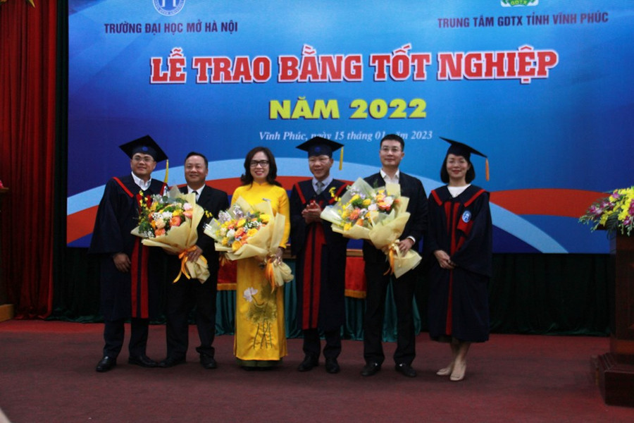 Học viên tặng hoa cám ơn lãnh đạo Trường ĐH Mở Hà Nội và Trung tâm GDTX Vĩnh Phúc Học viên tặng hoa cám ơn lãnh đạo Trường ĐH Mở Hà Nội và Trung tâm GDTX Vĩnh Phúc