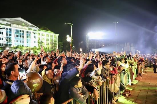 Rất đông khán giả tham dự lễ hội. Ảnh: Huy Lê - Quốc Đại. Rất đông khán giả tham dự lễ hội. Ảnh: Huy Lê - Quốc Đại.
