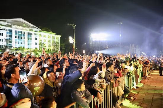 Rất đông khán giả tham dự lễ hội. Ảnh: Huy Lê - Quốc Đại.