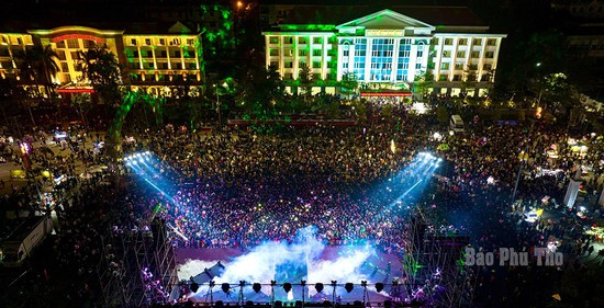 Lễ hội nhìn từ trên cao. Ảnh: Vy Mạnh Tường. Lễ hội nhìn từ trên cao. Ảnh: Vy Mạnh Tường.