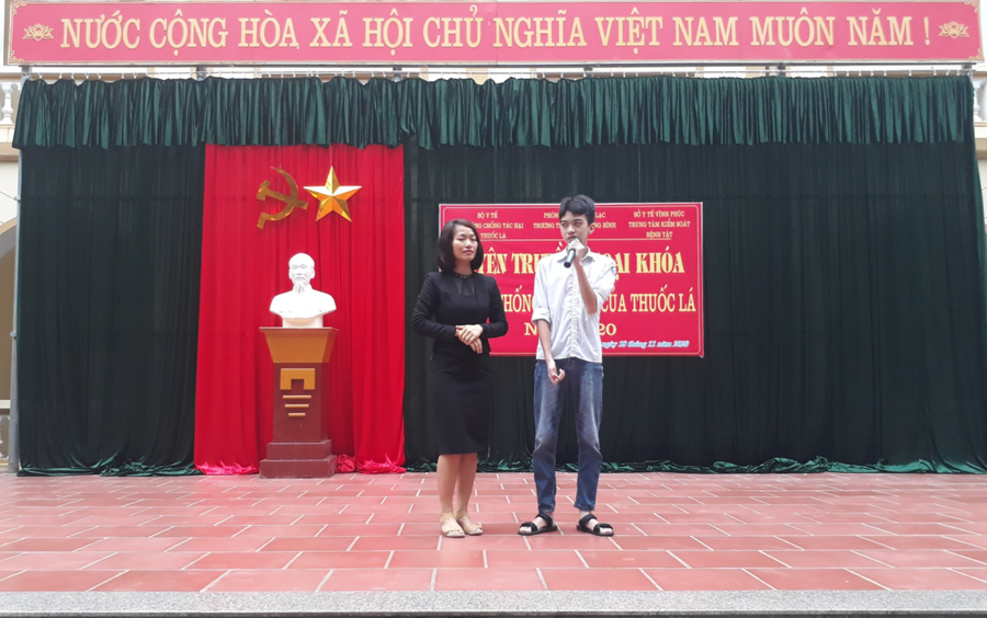 Hoạt động ngoại khóa về phòng chống tác hại của thuốc lá tại Trường THCS Phạm Công Bình. Ảnh tư liệu