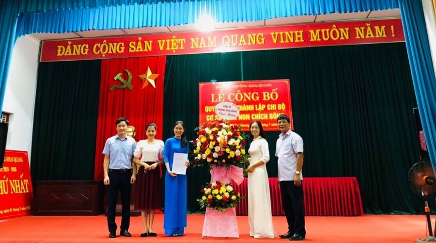 Cô cô Khổng Thị Vân Anh nhận quyết định thành lập Chi bộ cơ sở mầm non Chích Bông Cô cô Khổng Thị Vân Anh nhận quyết định thành lập Chi bộ cơ sở mầm non Chích Bông