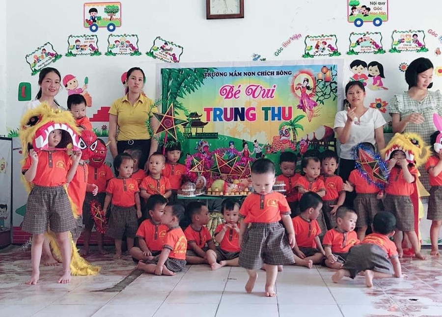 Trẻ vui Trung thu tại Nhóm Lớp độc lập Chích Bông Trẻ vui Trung thu tại Nhóm Lớp độc lập Chích Bông