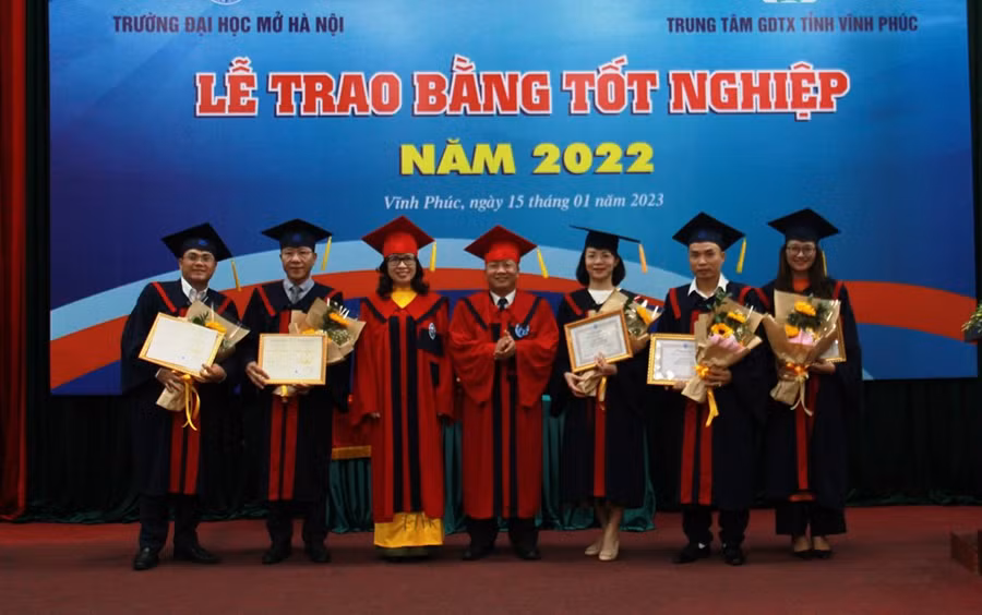 Khen thưởng 5 học viên có thành tích xuất sắc