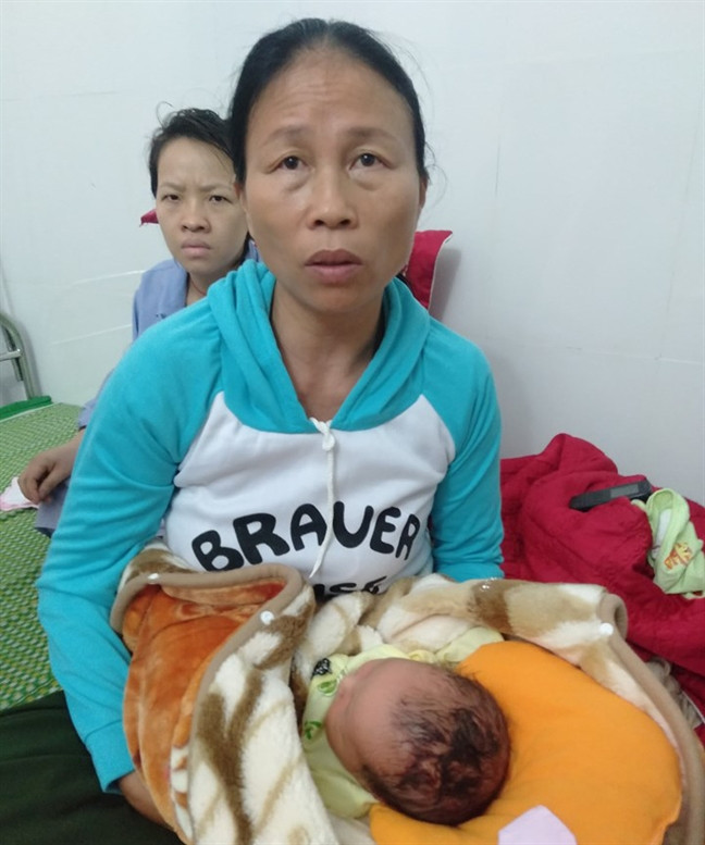 Người nhà lo lắng thấy cháu bé sốt cao sau khi tiêm phòng viêm gan B. Người nhà lo lắng thấy cháu bé sốt cao sau khi tiêm phòng viêm gan B.