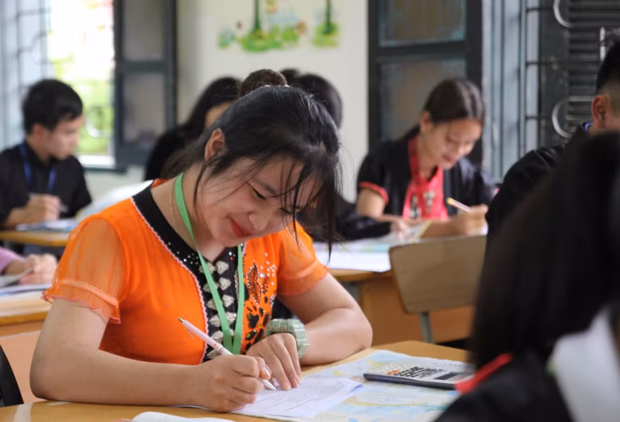 Học sinh Trường Phổ thông Dân tộc Nội trú tỉnh Điện Biên hứng thú học bài