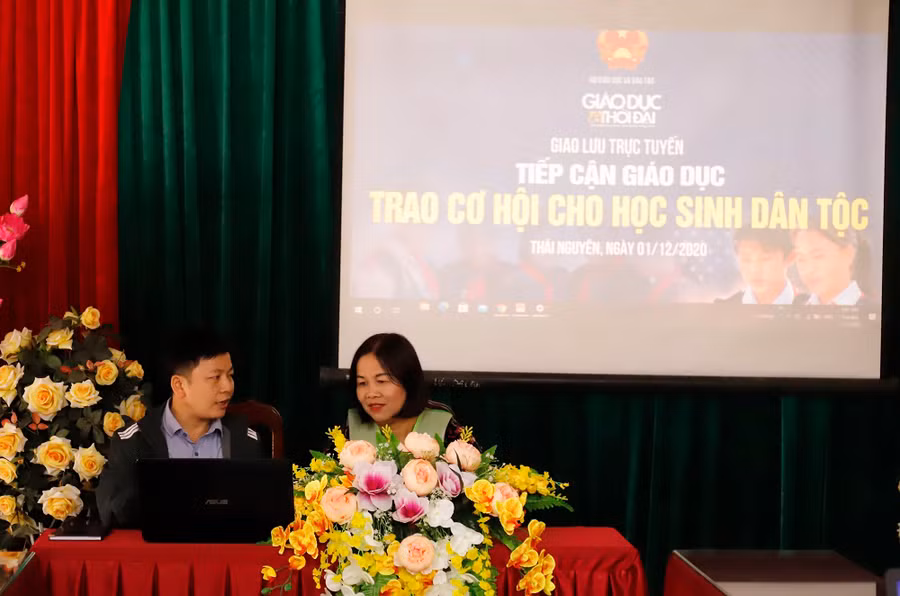 Cô giáo Nông Thị Thìn - điểm trường Đồng Tâm, Trường Tiểu học Dương Tự Minh (Động Đạt, Phú Lương, Thái Nguyên) trao đổi tại buổi giao lưu trực tuyến