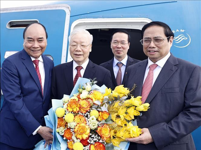 Chủ tịch nước Nguyễn Xuân Phúc, Thủ tướng Phạm Minh Chính tặng hoa, tiễn Tổng Bí thư Nguyễn Phú Trọng lên đường thăm chính thức Trung Quốc Chủ tịch nước Nguyễn Xuân Phúc, Thủ tướng Phạm Minh Chính tặng hoa, tiễn Tổng Bí thư Nguyễn Phú Trọng lên đường thăm chính thức Trung Quốc