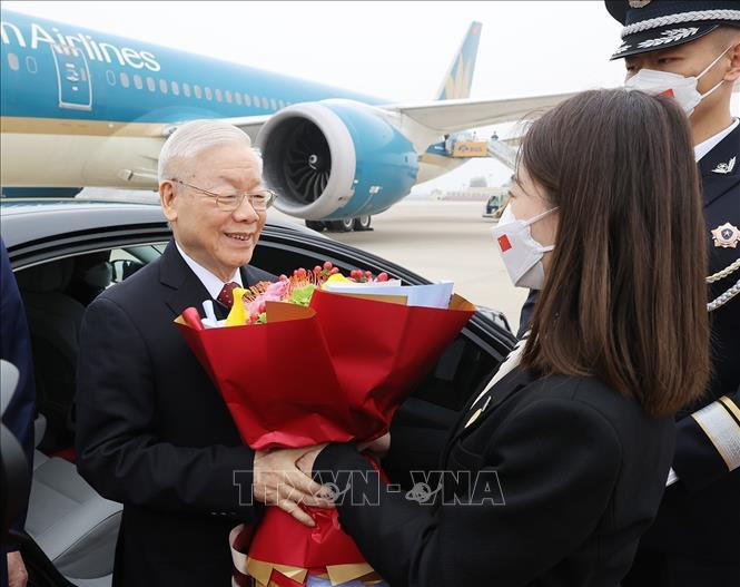 Nghi thức tặng hoa chào mừng tại lễ đón Tổng Bí thư Nguyễn Phú Trọng và Đoàn đại biểu cấp cao Đảng Cộng sản Việt Nam ở Sân bay quốc tế Bắc Kinh. Ảnh: Trí Dũng/TTXVN Nghi thức tặng hoa chào mừng tại lễ đón Tổng Bí thư Nguyễn Phú Trọng và Đoàn đại biểu cấp cao Đảng Cộng sản Việt Nam ở Sân bay quốc tế Bắc Kinh. Ảnh: Trí Dũng/TTXVN