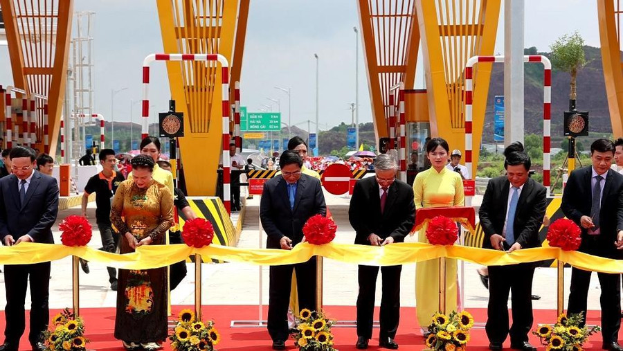 Lãnh đạo Chính phủ, bộ, ngành trung ương, địa phương cắt băng khánh thành.