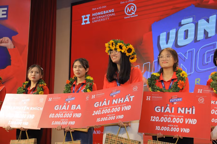 Các thí sinh đăng quang ngôi vị Quán Quân, Giải Nhì, Giải Ba của cuộc thi