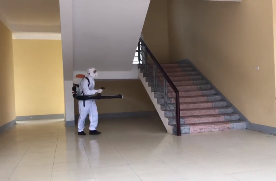 Phun thuốc khử khuẩn tại Trường THPT Huỳnh Thúc Kháng, TP Vinh, Nghệ An