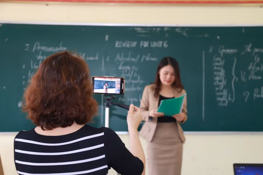 Tổ bộ môn tiếng Anh, Trường THPT Lê Viết Thuật (TP Vinh, Nghệ An) quay clip dạy học cho học sinh tự học ở nhà