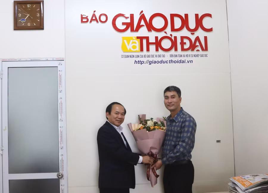 Nhà báo Ngô Tiến Nha (phải), Phó văn phòng đại diện báo GD&amp;TĐ khu vực Việt Bắc tặng hoa cảm ơn khách mời tham gia cuộc Giao lưu trực tuyến