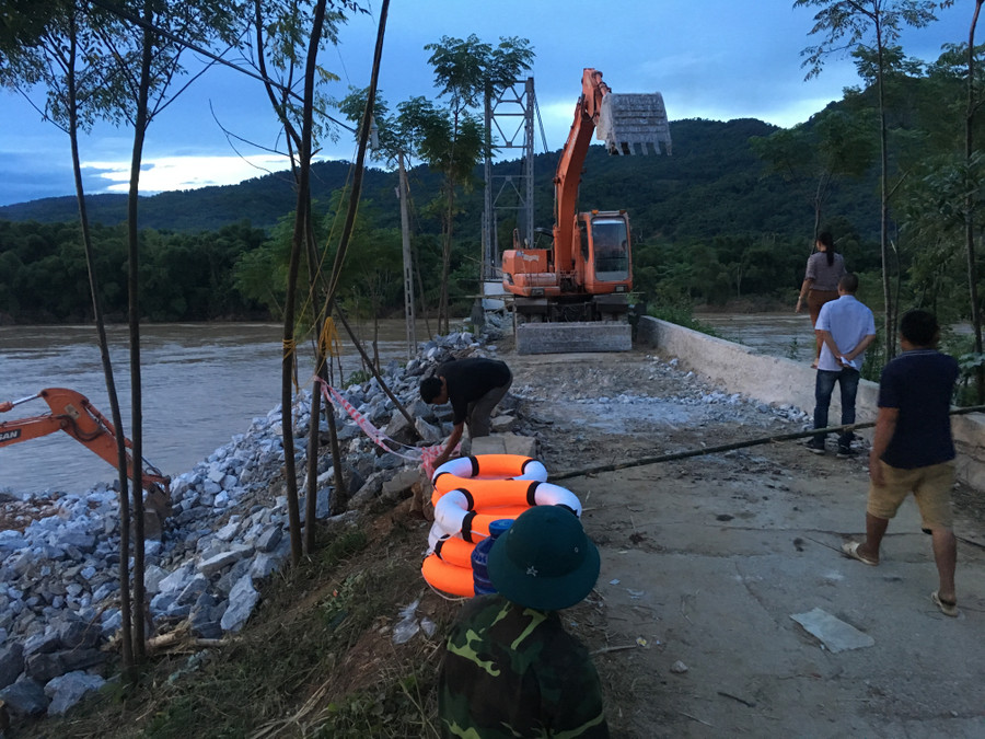 Cầu Chôm Lôm (xã Lạng Khê, Con Cuông) đang gấp rút khắc phục sự cố