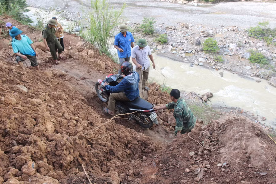Nhiều nơi ở xã Mường Ải, huyện Kỳ Sơn, Nghệ An bị sạt lở nghiêm trọng do mưa lũ
