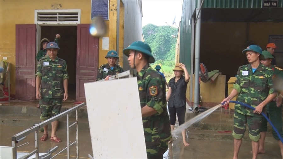 Các lực lượng giúp nhà trường chuyển đến cơ sở tạm Các lực lượng giúp nhà trường chuyển đến cơ sở tạm