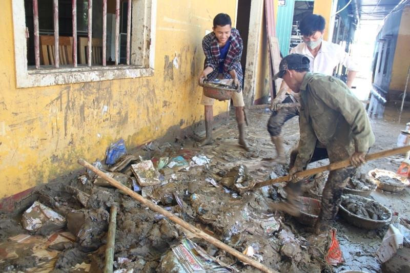 Nhiều sách vở, tài sản của trường PT DTNT THCS Con Cuông bị ngập trong bùn đấy do lũ dữ Nhiều sách vở, tài sản của trường PT DTNT THCS Con Cuông bị ngập trong bùn đấy do lũ dữ