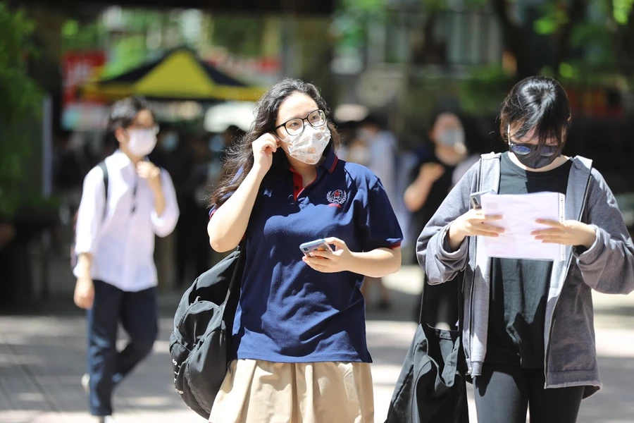 Thí sinh làm bài Ngoại ngữ, môn cuối cùng thi tốt nghiệp trung học phổ thông đợt 1