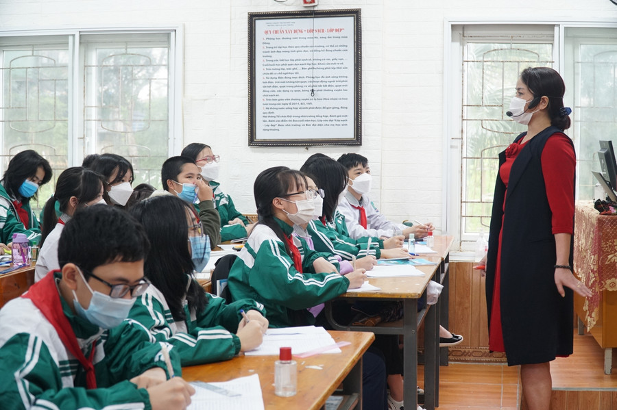 &quot;Dịp này cũng chuẩn bị kiểm tra, đánh giá định kỳ. Ban giám hiệu quán triệt các tổ chuyên môn xây dựng ma trận đề. Nội dung đề theo hướng dẫn sẽ chiếm 70% ở phần kiến thức cơ bản, cốt lõi. Còn lại là vận dụng và chỉ khoảng 5% kiến thức vận dụng cao&quot;, thầy Nguyễn Hồng Hải cho hay.