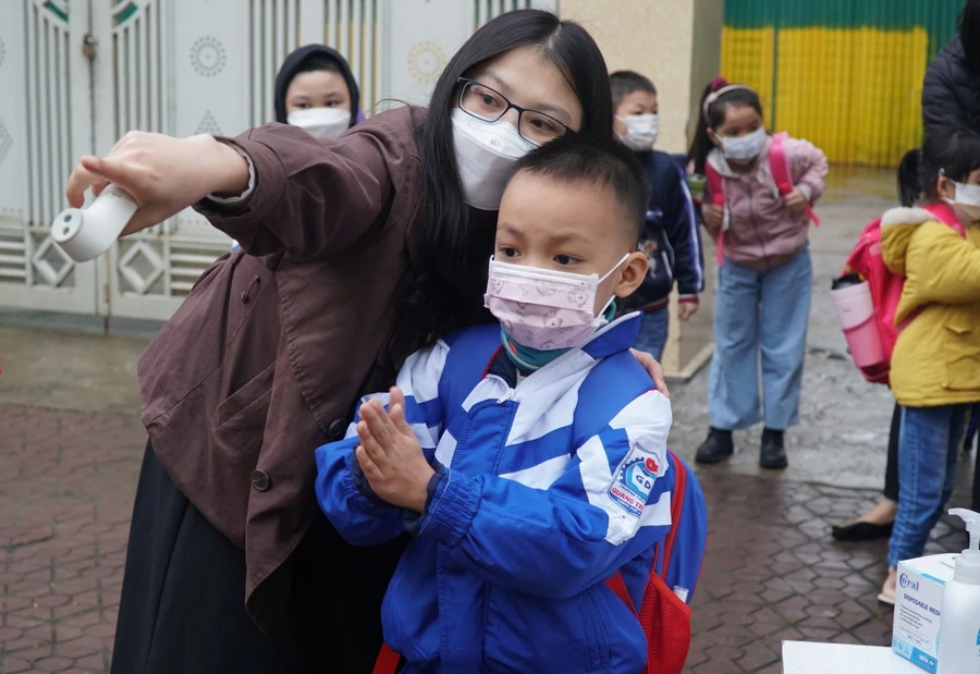 Cô giáo hướng dẫn trẻ lớp đi về phòng học của mình tại Trường Tiểu học Quang Trung, TP Vinh, Nghệ An.