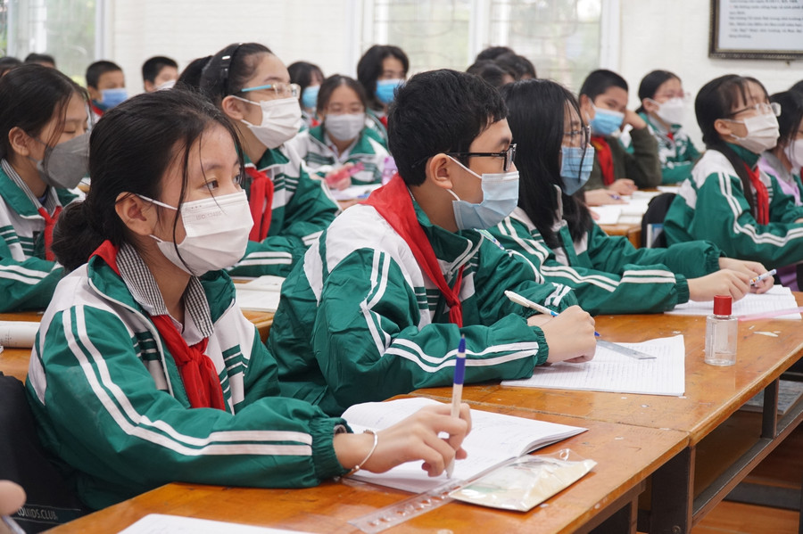 Tại Trường THCS Quang Trung, thầy Nguyễn Hồng Hải - Hiệu trưởng cho biết học sinh được chia đôi, khối 7 và 9 học buổi sáng, còn khối 6 và 8 học buổi chiều. Bên cạnh đó, sơ đồ phòng học được bố trí lại, mỗi lớp cách nhau 1 phòng. Các biện pháp đảm bảo 5K phòng dịch được thực hiện đầy đủ.