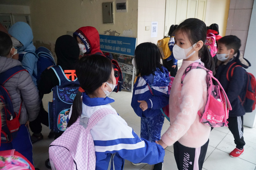 Sau thời gian dài học trực tuyến ở nhà, các bạn hớn hở, vui mừng nói chuyện, nắm tay nhau trong buổi học đầu tiên.