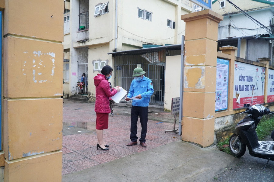 Từ sáng sớm, cán bộ, giáo viên, nhân viên Trường Tiểu học Quang Trung (TP Vinh) đã có mặt để chuẩn bị đón học trò trong buổi học trực tiếp đầu tiên.