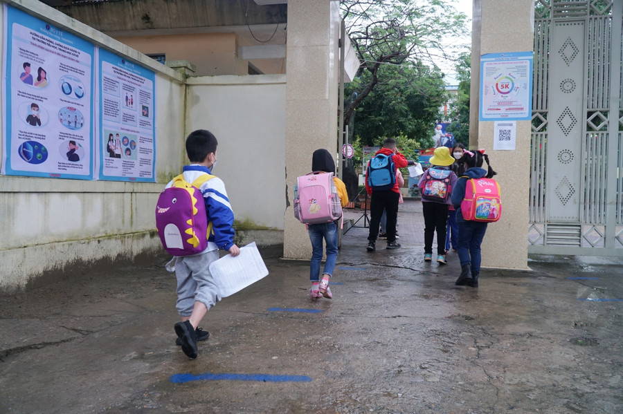 Nhà trường phân luồng học sinh khối 2 và 5 vào bằng cổng sau, còn học sinh khối 1 vào bằng cổng trước.