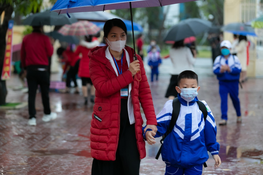 Giáo viên Trường Tiểu học Nghi Phú 2 được phân công ra cổng trường đón học sinh vào lớp. Do sơ đồ phòng học được sắp xếp lại để đảm bảo giãn cách, nên nhiều lớp sẽ không học ở vị trí cũ như trước đây.