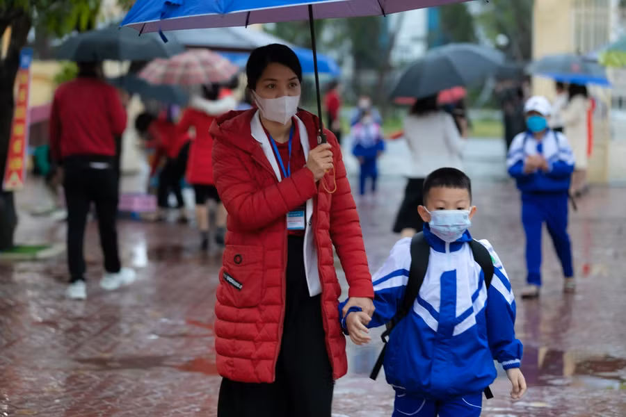 Giáo viên Trường Tiểu học Nghi Phú 2 được phân công ra cổng trường đón học sinh vào lớp. Do sơ đồ phòng học được sắp xếp lại để đảm bảo giãn cách, nên nhiều lớp sẽ không học ở vị trí cũ như trước đây.