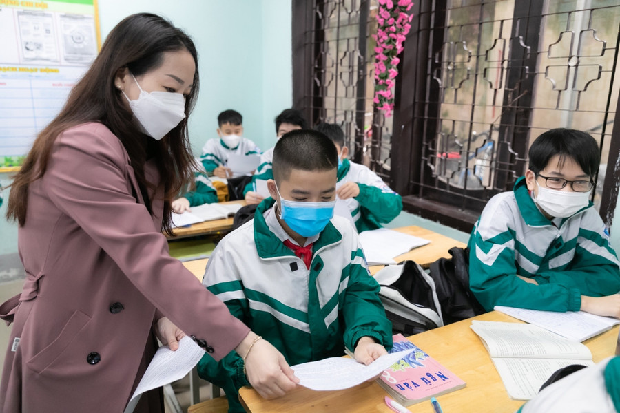 Học sinh nộp bản cam kết thực hiện 5K phòng dịch khi đến trường, không ăn uống, mua đồ ăn vặt ngoài cổng trường... để đảm bảo an toàn.