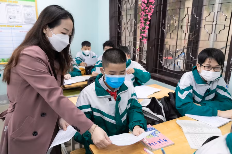 Học sinh nộp bản cam kết thực hiện 5K phòng dịch khi đến trường, không ăn uống, mua đồ ăn vặt ngoài cổng trường... để đảm bảo an toàn.