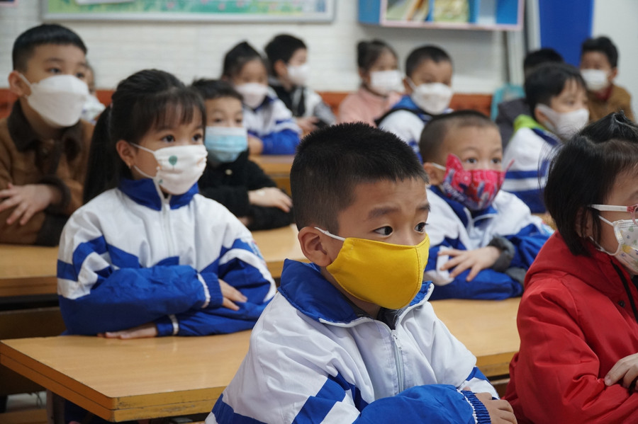 Gương mặt còn bỡ ngỡ của các bạn lớp 1 trong buổi đến trường đầu tiên, được gặp cô và các bạn trong lớp trực tiếp.