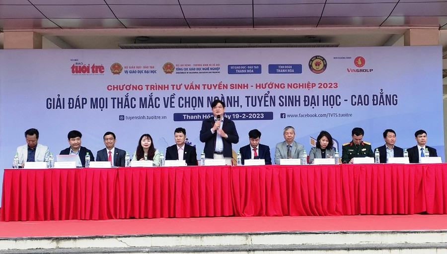 Ban tư vấn tuyển sinh - hướng nghiệp gồm các chuyên gia đến từ Bộ GD&ĐT, Đại học quốc gia Hà Nội và đại diện nhiều đơn vị đào tạo đại học... Ảnh: Thế Lượng.