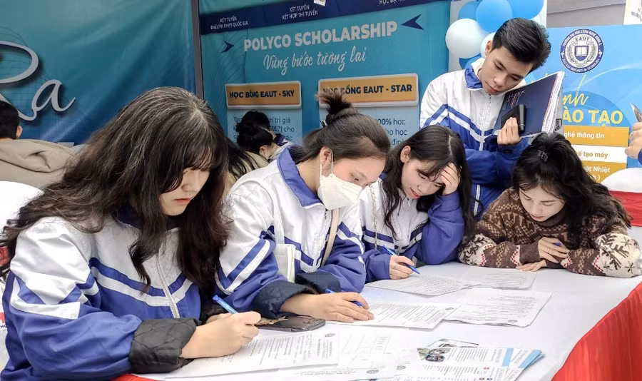 Học sinh tìm hiểu tại các gian hàng tư vấn. Ảnh: Thế Lượng.