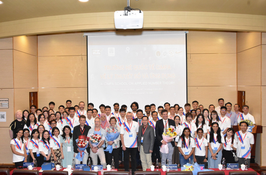 Các giáo sư và sinh viên tham gia Trường hè CIMPA 2024. (Ảnh: NTCC)