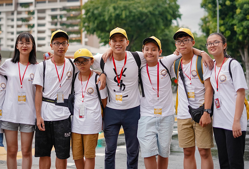 Nguyễn Thành Đạt (thứ 2 từ phải sang) cùng các bạn tham dự trại hè Singapore Nguyễn Thành Đạt (thứ 2 từ phải sang) cùng các bạn tham dự trại hè Singapore