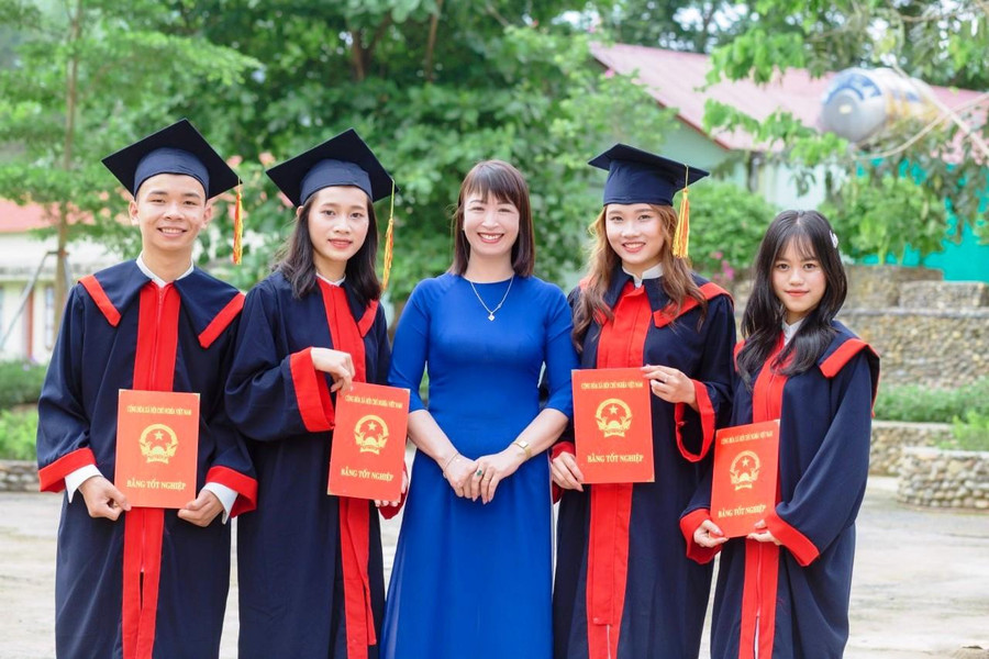 Cô giáo Lê Thị Luyến và học trò thân yêu của mình. Cô giáo Lê Thị Luyến và học trò thân yêu của mình.