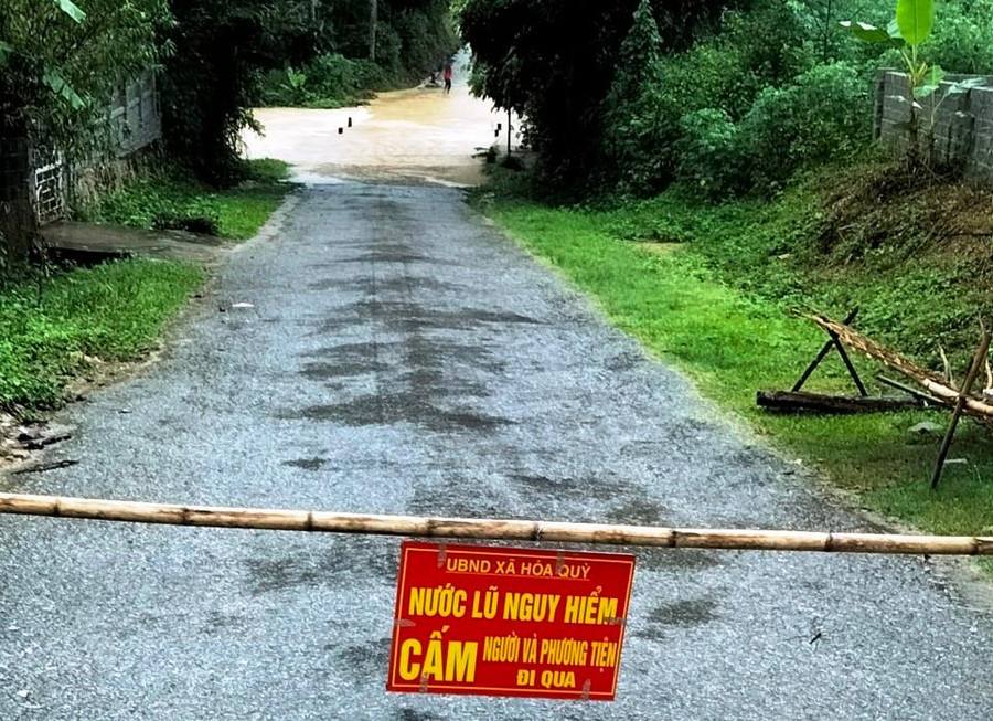 UBND xã Hóa Quỳ, huyện Như Xuân treo biển cấm người và phương tiện qua lại khu vực nước lũ dâng cao. Ảnh: Người dân cung cấp. UBND xã Hóa Quỳ, huyện Như Xuân treo biển cấm người và phương tiện qua lại khu vực nước lũ dâng cao. Ảnh: Người dân cung cấp.