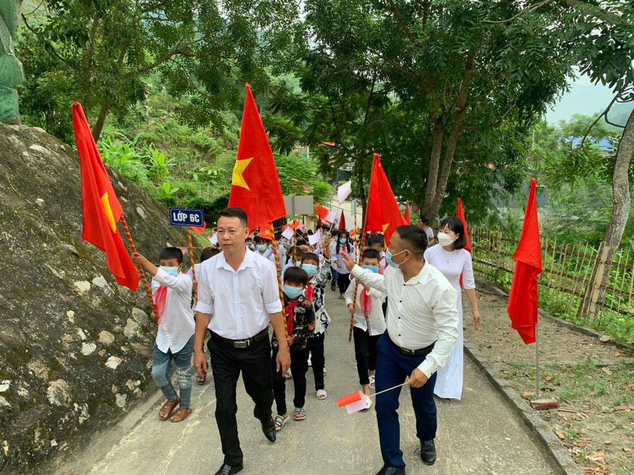 Thầy giáo đón học sinh lớp 6, ở Trường Phổ thông dân tộc bán trú THCS Mường Lý (Mường Lát, Thanh Hóa)