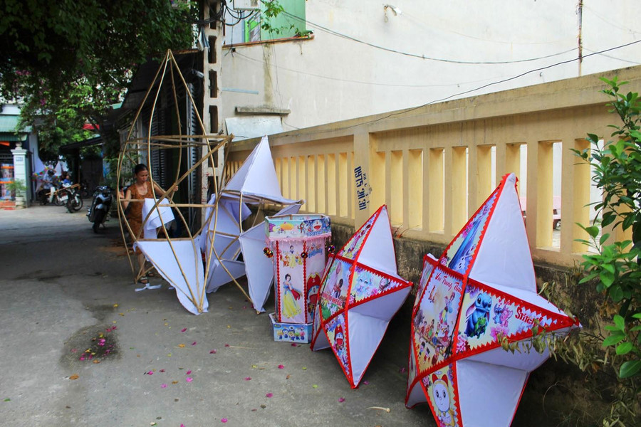 Đến hẹn lại lên, cứ vào mỗi dịp Tết Trung thu, những người thợ làng nghề Mật Sơn lại hối hả làm đèn ông sao, đèn kéo quân phục vụ người dân.