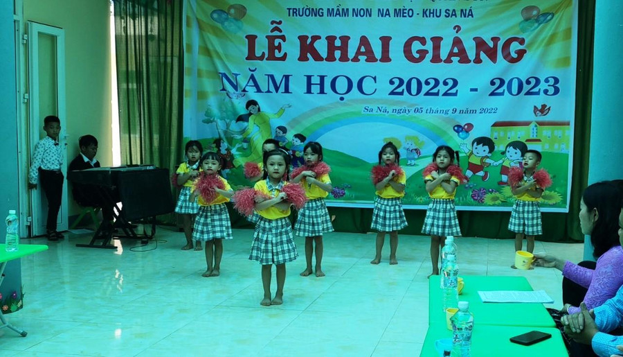 Các bé ở điểm trường Mầm non Sa Ná, xã Na Mèo (Quan Sơn, Thanh Hóa) biểu diễn văn nghệ trong buổi khai giảng.