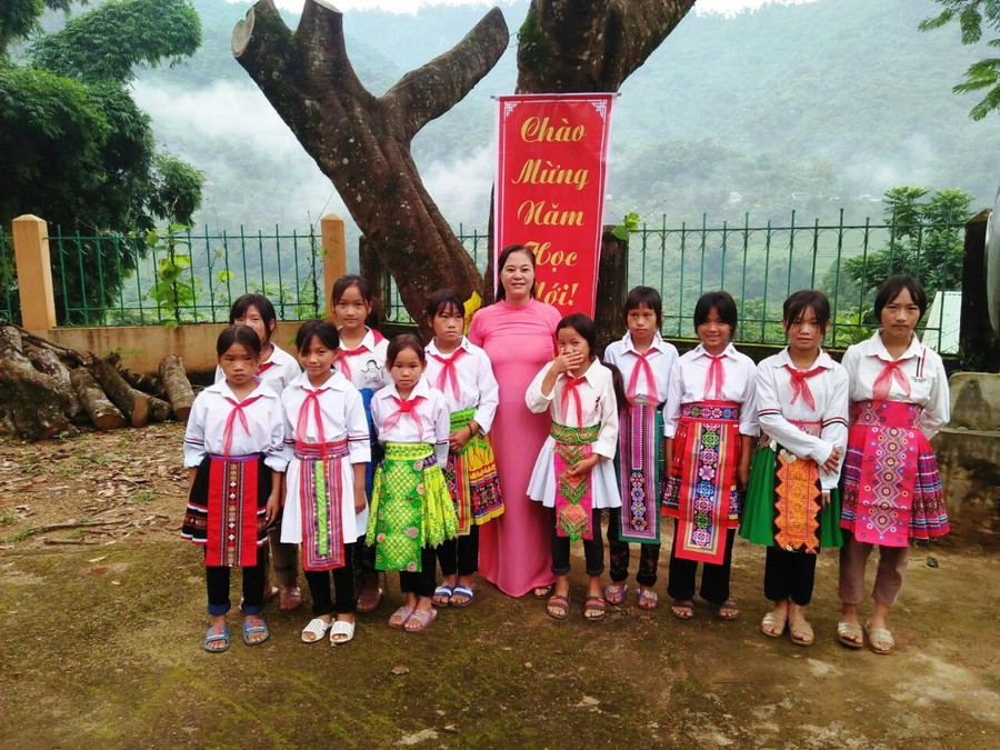 Cô và trò Trường Phổ thông dân tộc bán trú THCS Trung Lý (Mường Lát, Thanh Hóa).