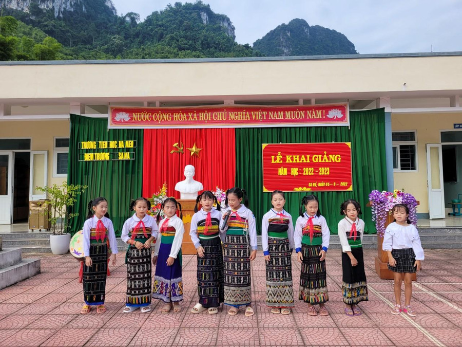 Tiết mục văn nghệ của học sinh điểm trường Sa Ná trong buổi khai giảng.