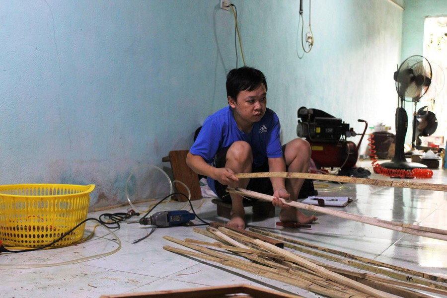 Theo anh Cường, làm đèn ông sao không quá khó nhưng lắm công đoạn. Việc chọn tre, luồng làm khung cũng phải chọn cây già và còn tươi.